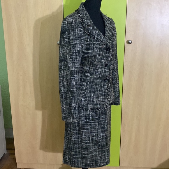 Le Suit Woman’s Skirt Suit - Picture 4 of 13